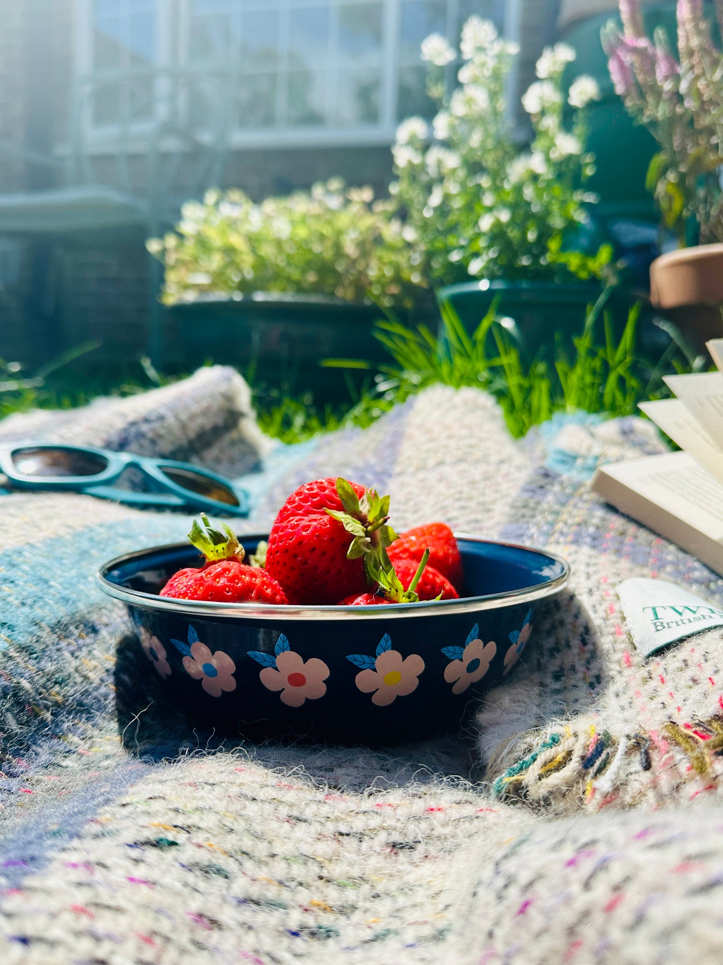 Beautiful Enamel Bowls in Midnight Navy Blue Retro Daisy Floral Print - Enamelhappy