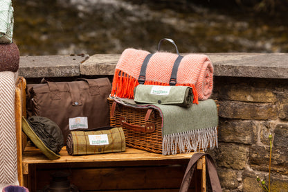 Picknickdecke aus reiner Schurwolle mit Fischgrätenmuster „Flamingo &amp; Pearl“ – wunderschön von Tweedmill