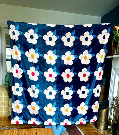 Retro Floral Midnight Navy Blue Große Fleecedecke/Überwurf – Emaillehappy