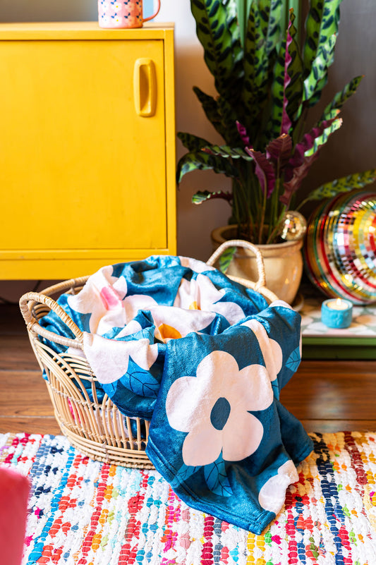Retro Floral Midnight Navy Blue Große Fleecedecke/Überwurf – Emaillehappy
