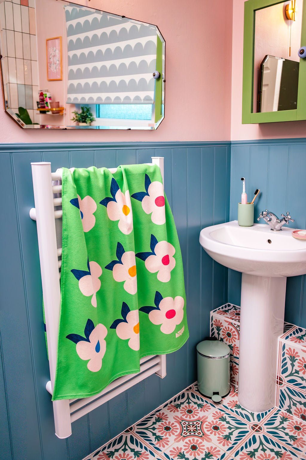 Retro Floral Meadow Green Beach/Bath Towel - Fast - Drying & Large - Enamelhappy
